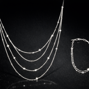 srebrna večslojna verižica v kompletu z zapestnico